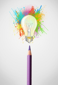 铅笔特写与彩色的油漆溅和灯泡