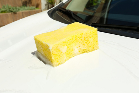 户外洗车与黄颜色的海绵