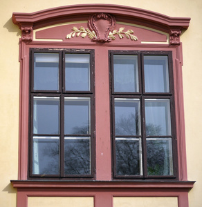 装饰门面上的旧红色窗口