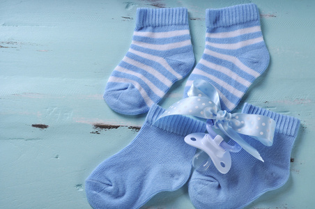 宝贝男孩苗圃蓝色和白色的袜子和虚拟的安抚奶嘴，与 c