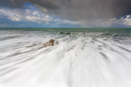 在长时间曝光在暴风雨中的海浪