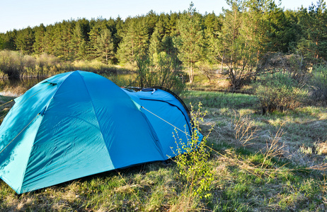 在河岸边的野营帐篷