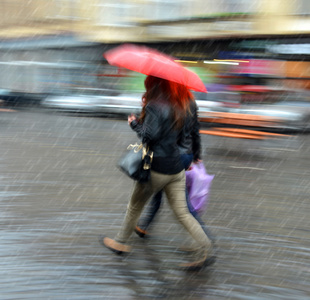 在下雨天在街上行走的人图片