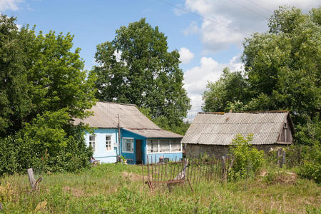 俄罗斯乡村房屋和谷仓