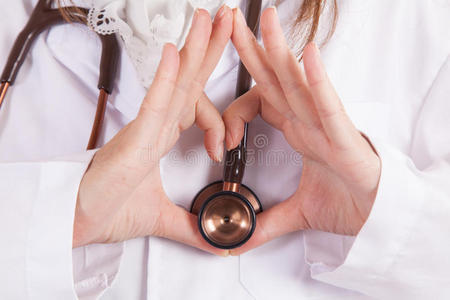 医生的手做心脏形状的特写镜头