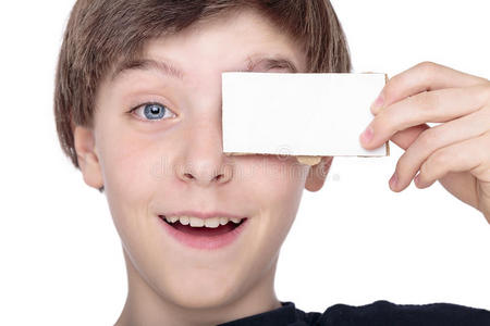 拿着一张白色卡片的少年男孩