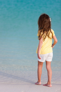 在海滩上的小女孩