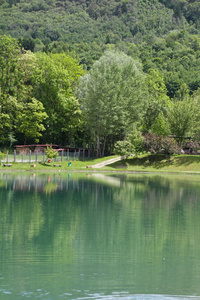 根据大山脉的一个小湖的视图