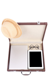 空白的平板电脑 笔记本电脑眼镜和帽子白色衬底上的公文包中