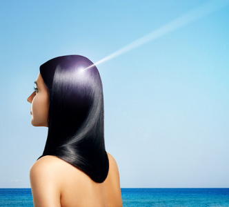 太阳保护头发的女人