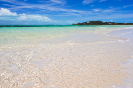 完美的白色海滩，用绿松石水在理想岛