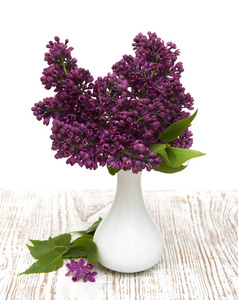 花瓶中的紫丁香