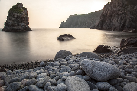 水平景观的岩石海岸，与小石子