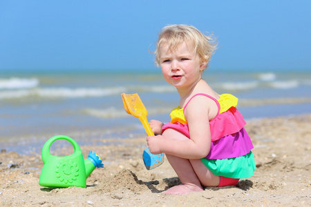 建造沙堡热带海滩上的小女孩