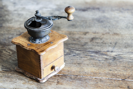 老式手动咖啡研磨机