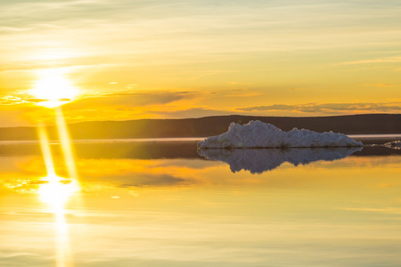 在夕阳的春山湖上融化的冰山