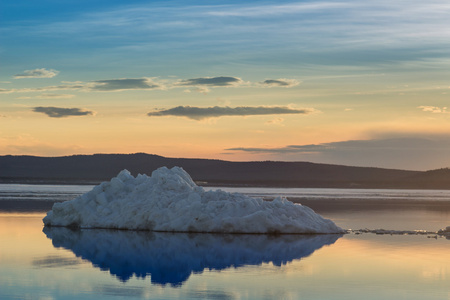 在夕阳的春山湖上融化的冰山
