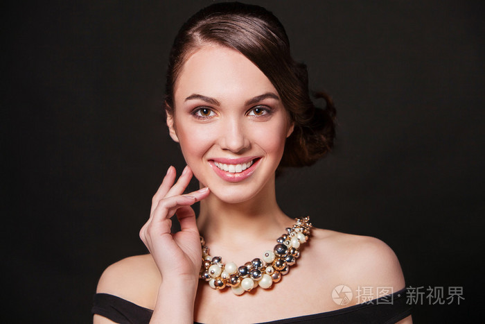 漂亮的女人和戴珠宝首饰的完美妆