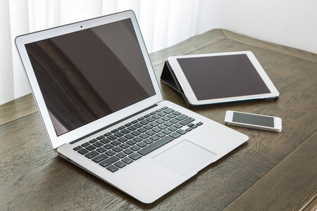 平板电脑和智能手机在桌上的笔记本电脑