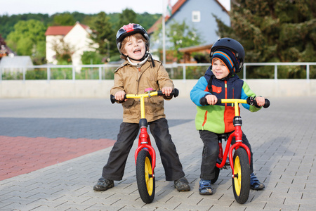 休假玩乐骑自行车在城市中的两个小兄妹