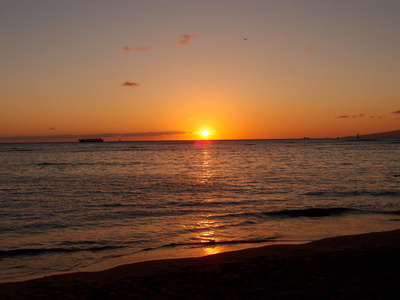 凯马纳海滩海洋上的日落