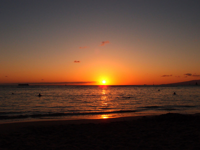 凯马纳海滩海洋上的日落