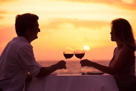 对夫妇享受浪漫 sunnset 晚餐