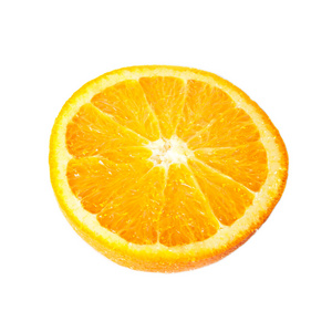 鲜嫩多汁的切片的橙与多汁滴在白色背景上