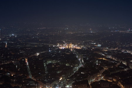 在夜晚的巴黎