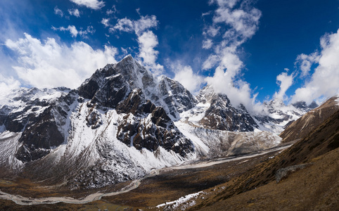 佩里泽谷和 cholatse 峰在喜马拉雅山