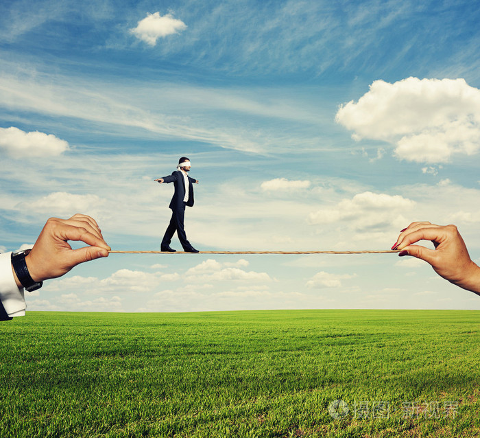 商人在绳索上保持平衡