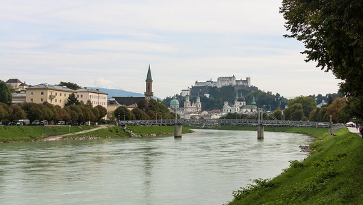 河 salzach 在奥地利萨尔茨堡州与萨尔茨堡天际线