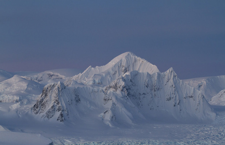 白雪皑皑的山脉，沿南极半岛 1
