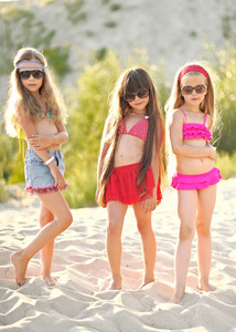 夏季海滩上的孩子的画像