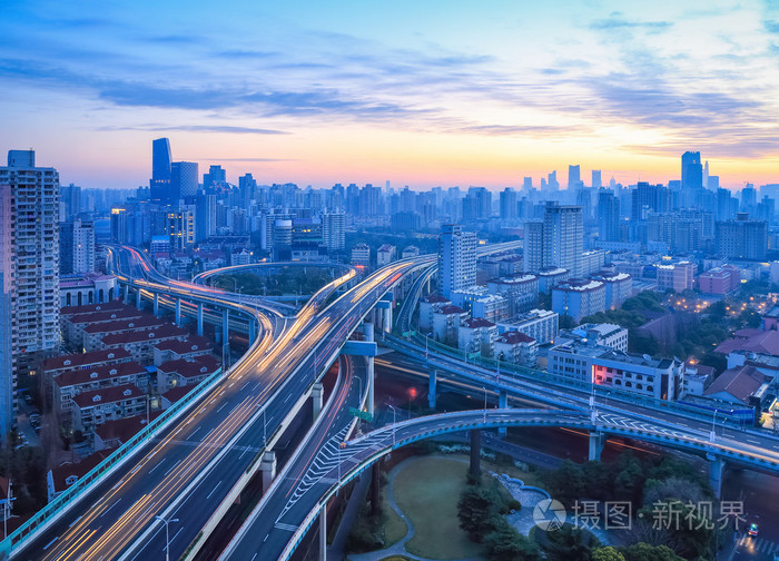 黎明时分的城市高架路交界处