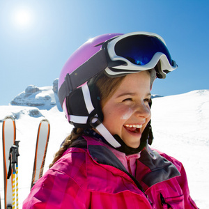 滑雪 滑雪 冬季运动快乐女孩的滑雪者的肖像
