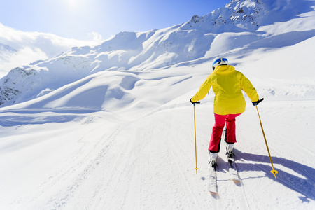 滑雪 滑雪 冬季运动滑雪下坡的女人