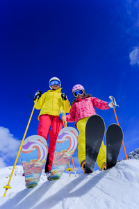 滑雪 滑雪 太阳和冬天的乐趣   享受滑雪度假的滑雪者