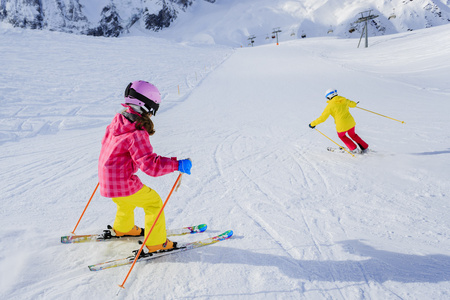 滑雪，滑雪者在的滑雪道上滑雪的女性滑雪者