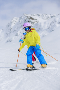 滑雪 冬天，滑雪课在滑雪道上滑雪者