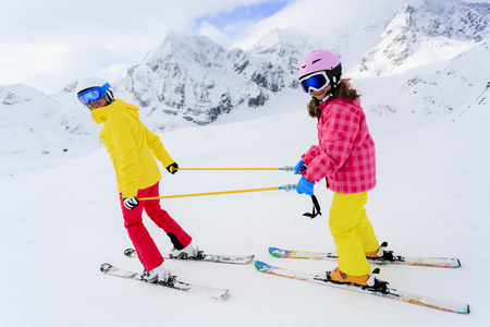 滑雪，滑雪者在儿童滑雪，滑雪磨合上的滑雪课