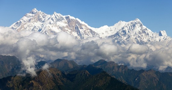 从 jaljala 的安纳布尔纳雪山视图传递尼泊尔亚洲