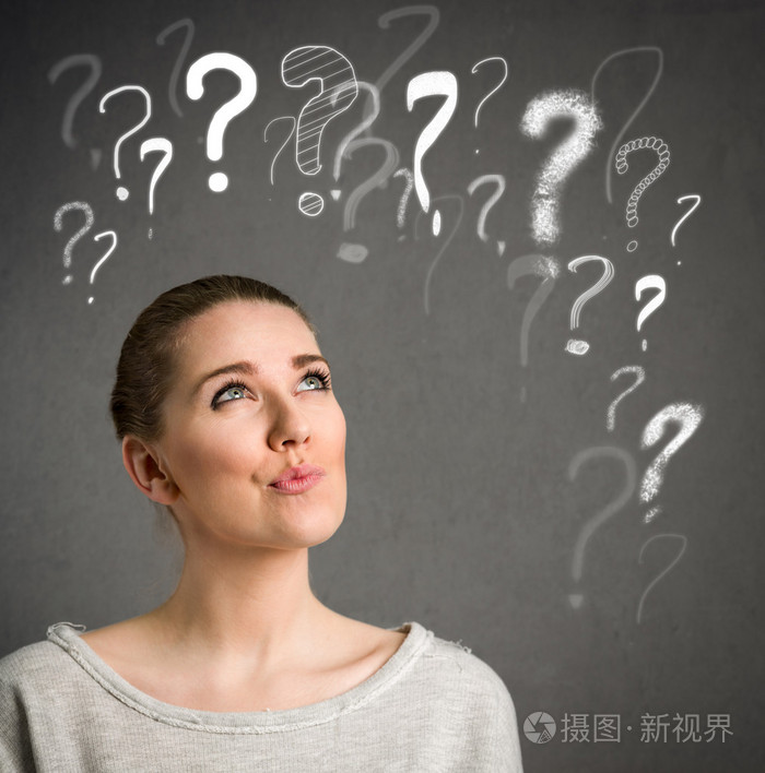 思维带有问号超过头部的年轻女子