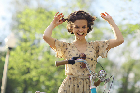 自行车的快乐女孩