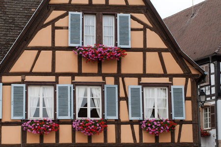 街与半砖木结构的中世纪房屋在 eguisheim 村沿在法国阿尔萨斯的著名葡萄酒路由