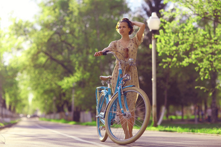 自行车在公园里的女孩