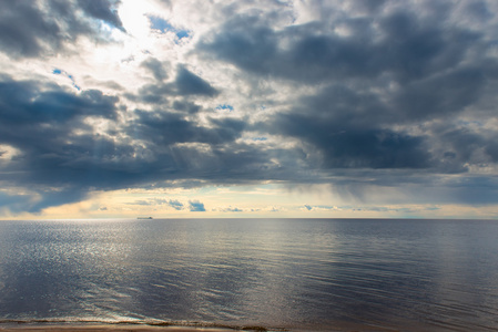 平静的海面上的蓝色雨云图片