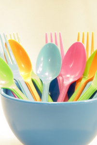 塑料餐具勺子 叉子和碗组成的