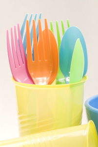 塑料餐具组成的勺子 叉子 杯子和碗