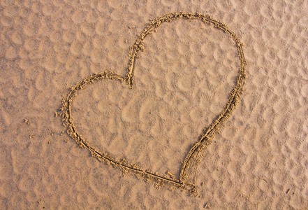 在沙滩上画的心标志图片